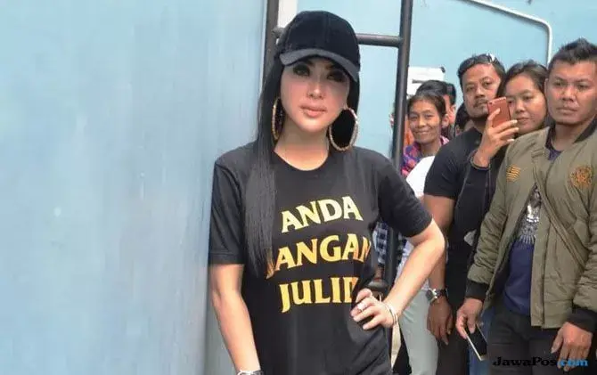 Jadi Sorotan, Syahrini Digendong Pria