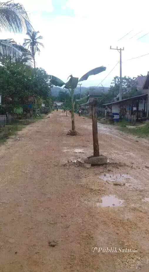 Warga Lawele Keluhkan Jalan Rusak