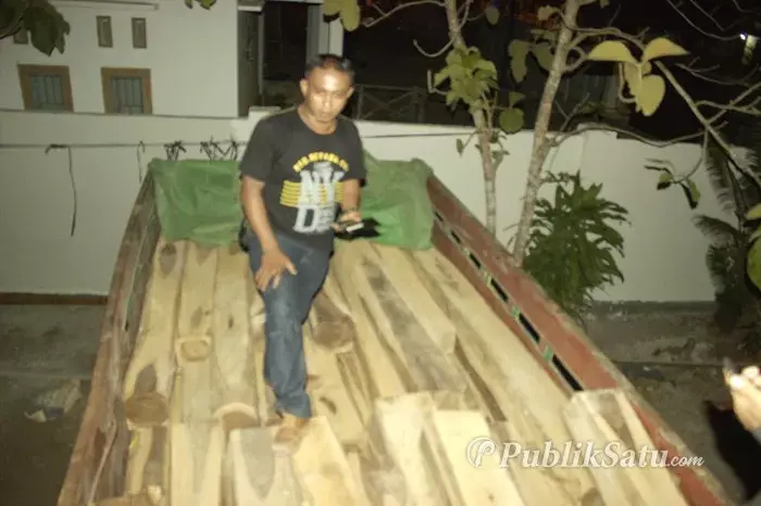 Diduga Ilegal, Dua Truk Kayu dari Busel Disita