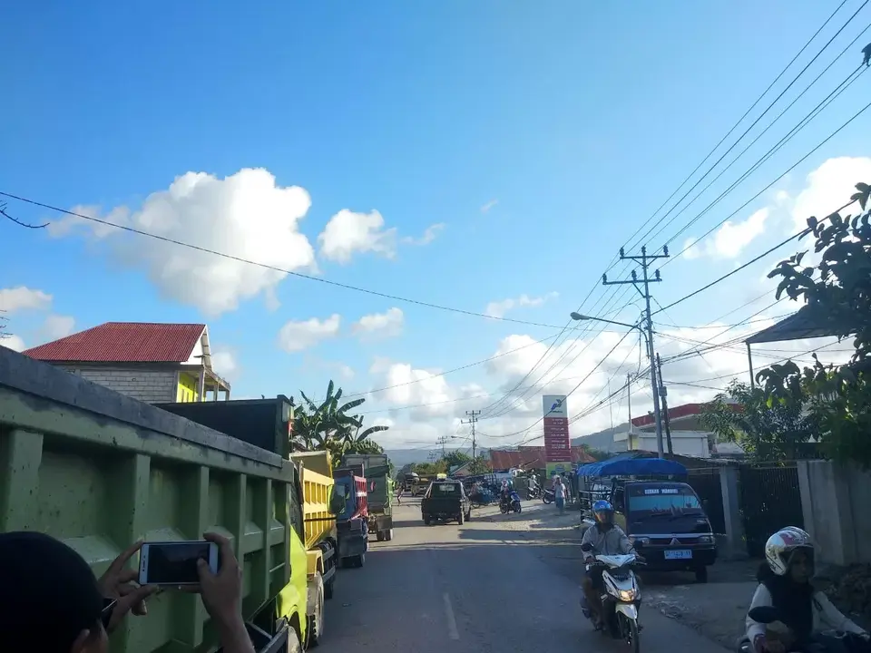 Solar Langka di SPBU Pasarwajo, Puluhan Truk Mengular