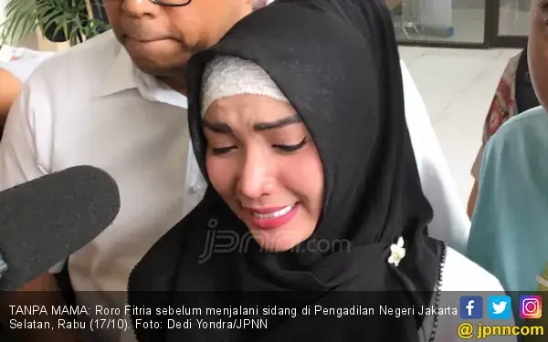 Roro Fitria Menangis Jalani Sidang Tanpa Kehadiran Ibunya