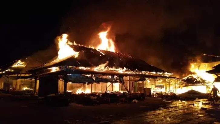 Ratusan Kios di Wakatobi Terbakar