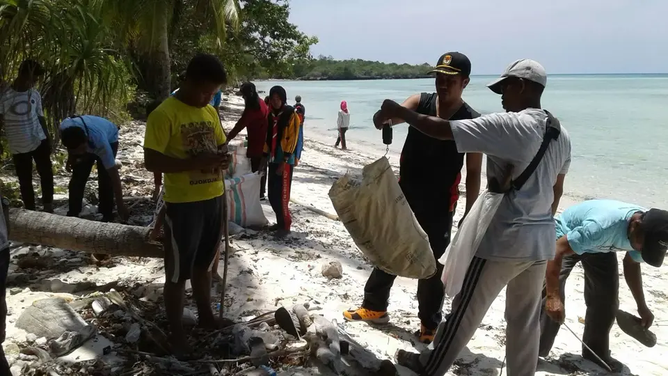 SPKP Pulau Kapota Bersih-bersih Pantai