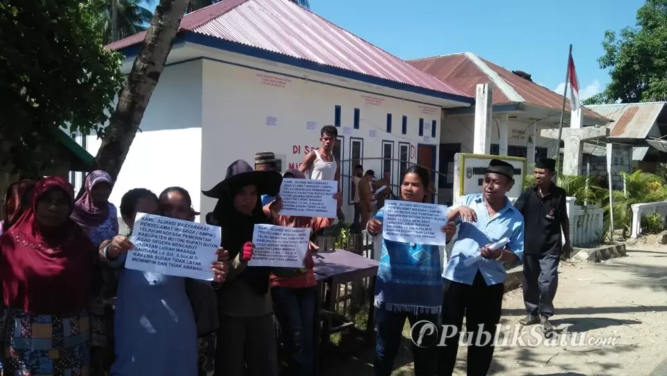 Lurah Wasaga Diduga Pungli, Warga Segel Kantor Kelurahan
