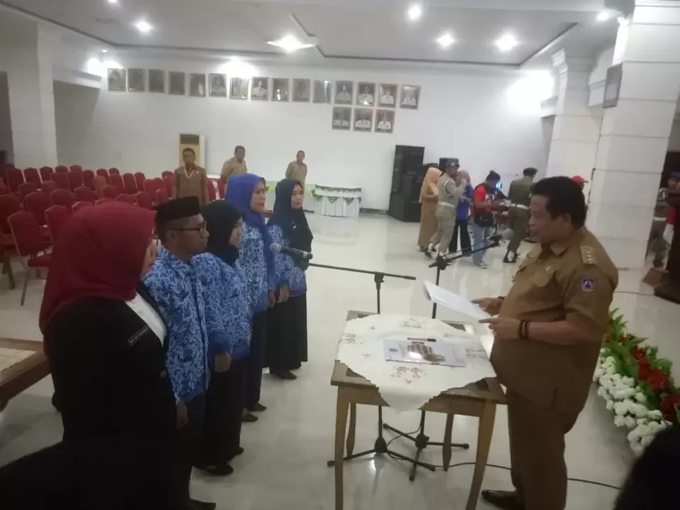 Rusman Emba Lantik Lima Pejabat Disdukcapil Muna