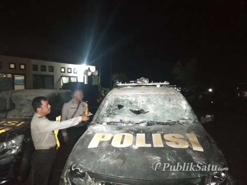 Mobil dan Delapan Motor Polisi di Buton Hangus Dibakar Warga
