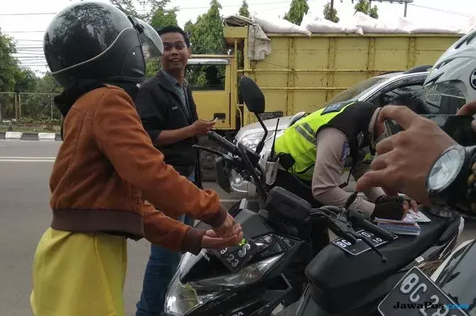 Kendaraannya Diangkut Polisi : Tolonglah Pak Lepasin