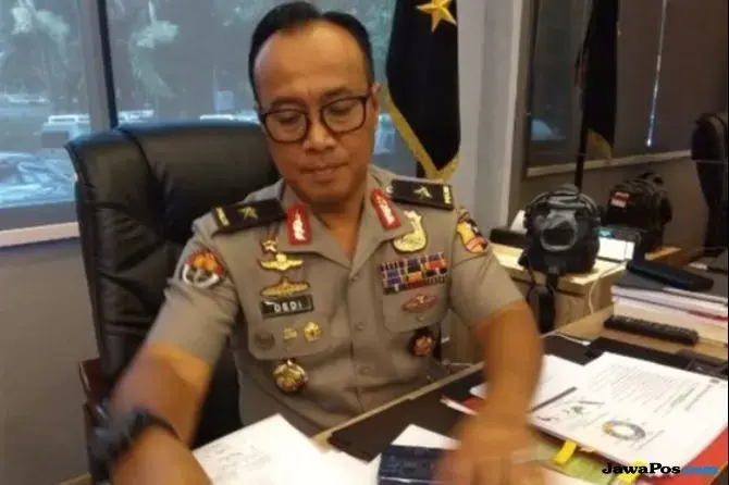 Polri Klarifikasi Soal Foto Jenderal Pasang Dua Jari