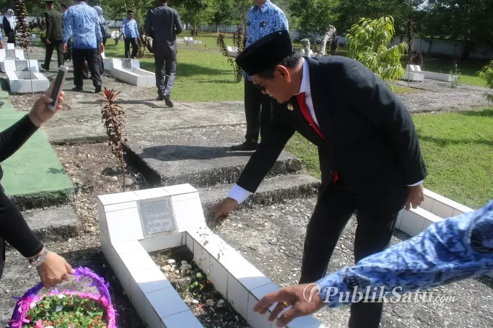Hari Pahlawan, Ahmad Safei Tabur Bunga di TMP Watalara