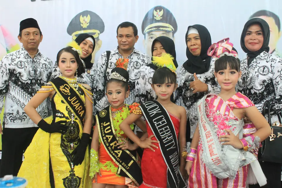 Siswi SDN 2 Baubau Juara I Putri Tenun Tingkat Nasional