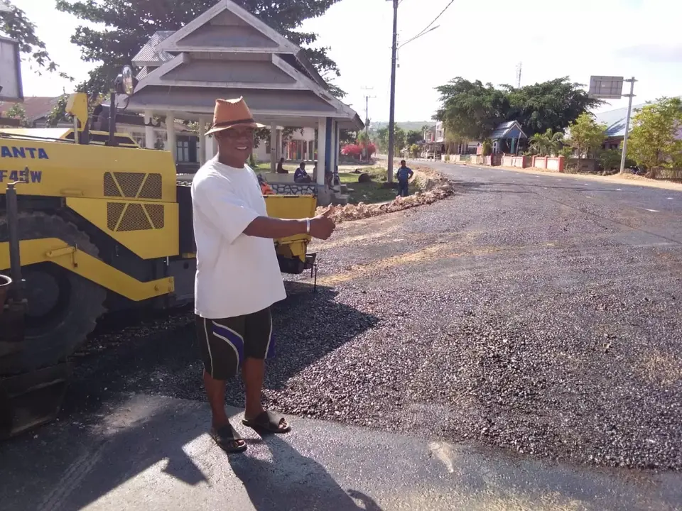 Jalan Poros Lombe-Tolandona Mulai Diaspal Hotmix