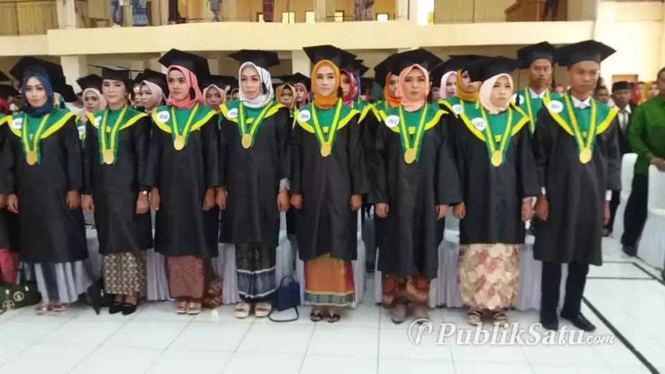 155 Ahli Madya Akper Buton Wisuda, La Bakry : Perawat Harus Mampu Tanggung Jawab Terhadap Pasien
