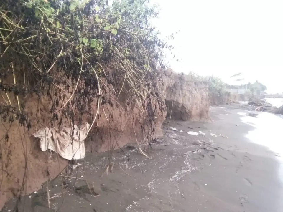 Seram! Kain Kafan Menyembul di Pesisir Sampulungan Takalar