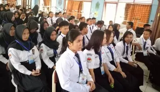 Perbandingan Gaji Guru SMK Negeri dan Swasta