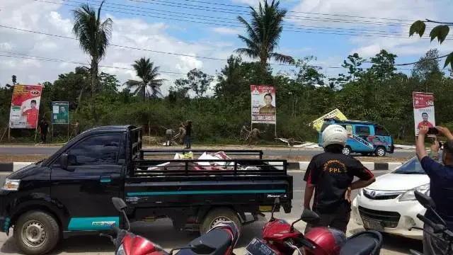 Bawaslu Konsel Tertibkan Puluhan Baliho dan Spanduk Caleg