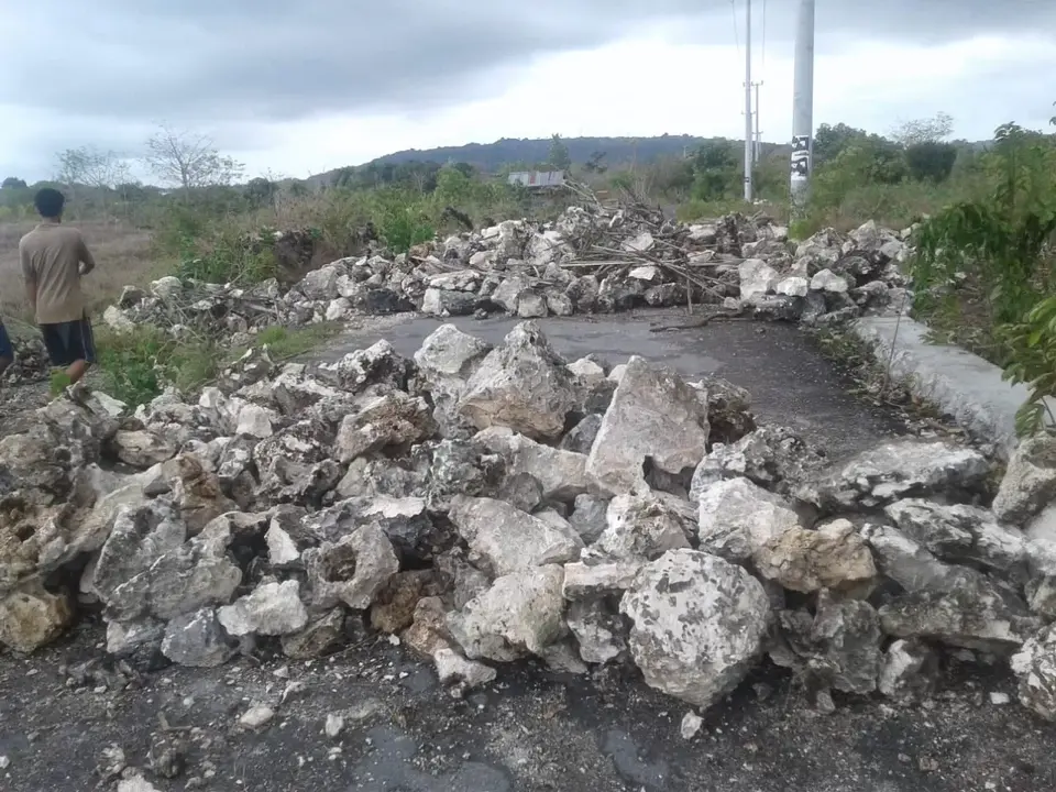 Tagih Janji Arusani, Warga Siompu Blokir Jalan Lintas Dua Kecamatan