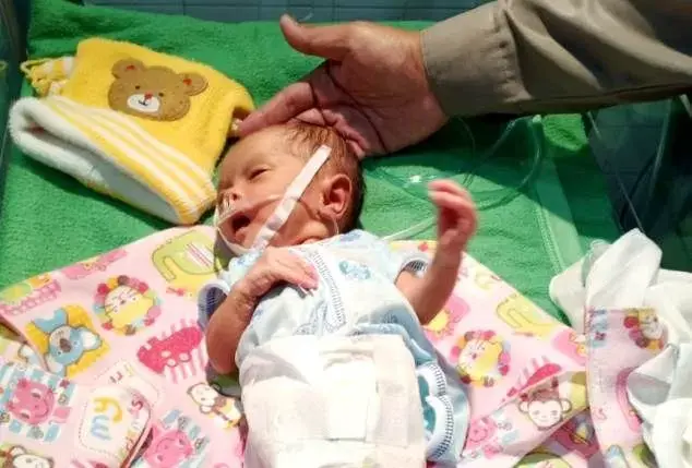 Bayi Itu Ditemukan dalam Kardus, Menangis-menangis!