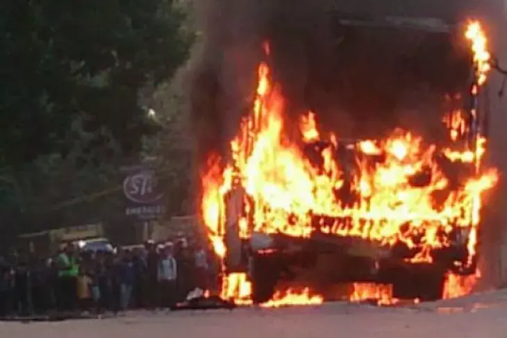 Tabrak Pompa SPBU, Sopir Tewas Saat Busnya Terbakar