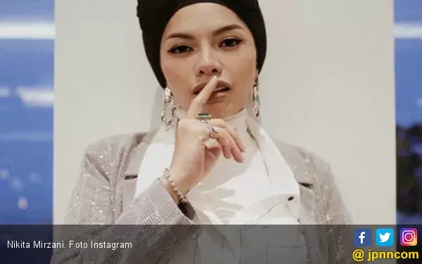 Pamer Uang Satu Tas, Nikita Mirzani: Untuk Biaya Persalinan Cucu Konglomerat