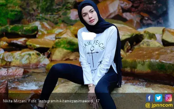 Nikita Mirzani Lepas Hijab?
