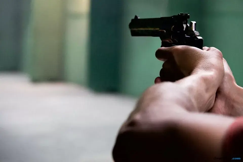 Rampas Sepeda Motor Dengan Pistol, Dua Polisi Gadungan Diamuk Massa