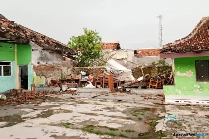Angin Puting Beliung Sapu Ratusan Rumah di Cirebon, Bayi Jadi Korban
