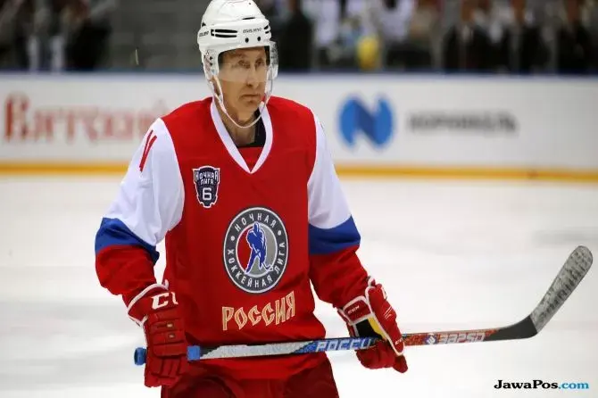 Putin Tunjukkan Kemahirannya Main Hoki