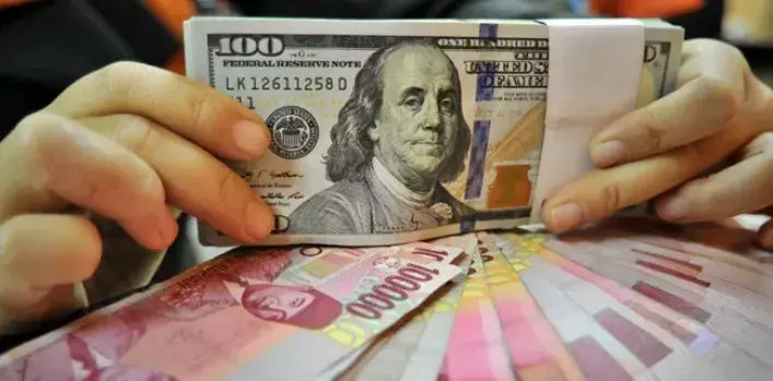 Rupiah Hari Ini Melemah, Harga Emas Antam juga Ikut Turun