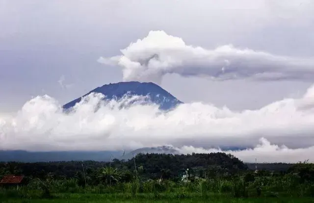 Pendaki Bandel Gunung Agung Bakal Didenda Rp 1 Juta