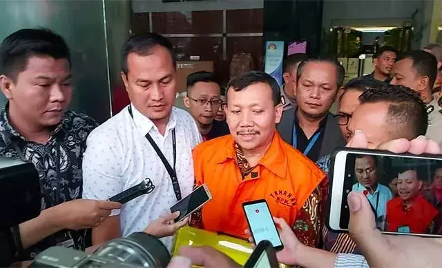 Setelah Diperiksa, Sekda Jabar Nonaktif Iwa Karniwa Kenakan Rompi Oranye KPK