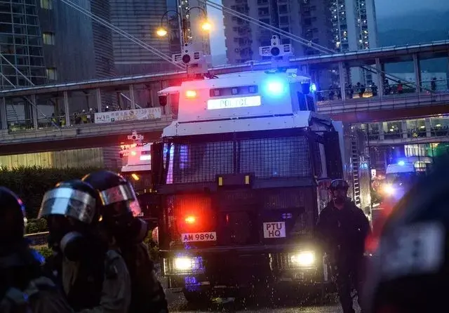 Bubarkan Demonstran, Polisi Hongkong Mulai Gunakan Water Cannon