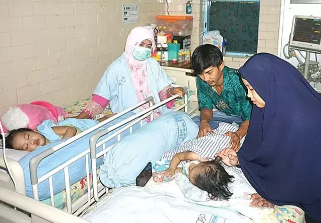 Setelah 21 Hari Dirawat di ICU, Akila-Azila Kembali Satu Kamar