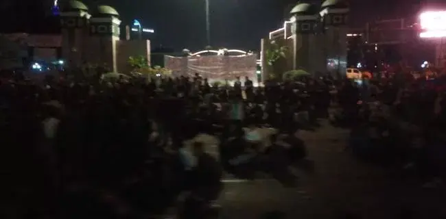 Demo Tolak Revisi UU KPK di Depan Gedung DPR Berlangsung Hingga Malam
