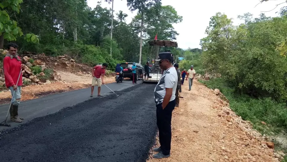Lanjutan Pengaspalan Jalan Lombe-Tolandona Pakai Anggaran Bonus WTP