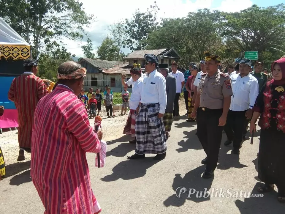 Bersama Kapolres Buton Hadiri Pesta Adat Kamaru, La Bakry: Budaya Tak Boleh Dilepas Harus Dilestarikan