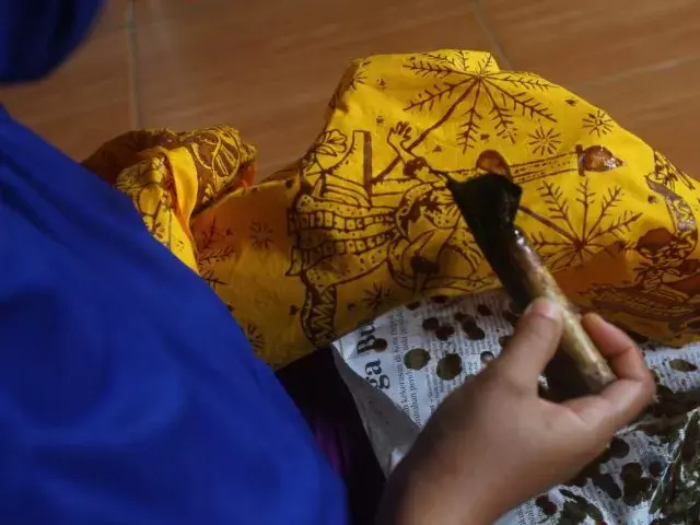 Tak Cuma Beli Brand Luar, Milenial Ditantang Cintai Batik Tulis