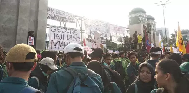 Ribuan Mahasiswa Geruduk Gedung DPR Tolak Revisi UU KPK