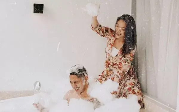 Siti Badriah Pamer Pose Mesra Mandi Bareng Suami