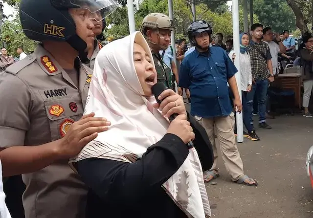 Sambil Nangis, PNS DPR: Tolong Hentikan Nak, Ayo Pulang