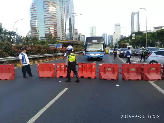 Demonstrasi Ricuh, Jalan Tol Dalam Kota Ditutup Sementara
