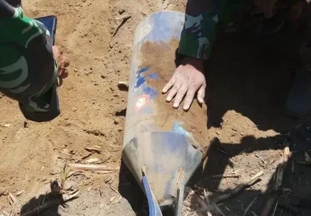Bom 125 Kg dari Pesawat Sukhoi Jatuh di Perkebunan Warga
