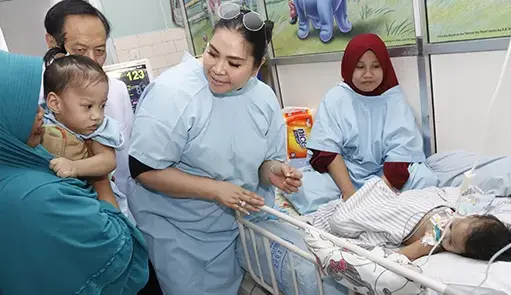 Istri Gubernur Sultra Jenguk Akila-Azila di Surabaya