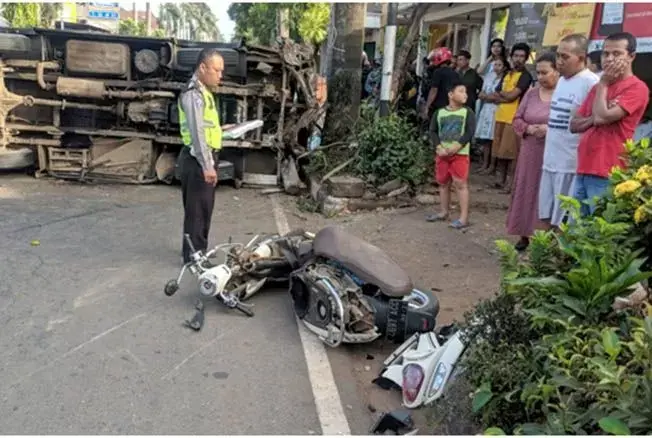 Bus Hantam Scoopy, Pelajar Ini Tewas saat Berangkat Sekolah