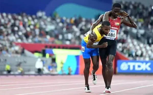 Lihat, Aksi Sportif Braima Dabo Memapah Lawannya Hingga ke Garis Finis
