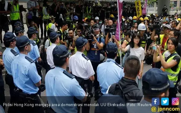 Aktor Hong Kong Disoraki Warga karena Bela Polisi Anti-Demonstran