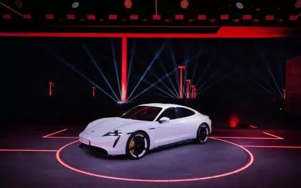 Porsche Taycan Listrik Resmi Mengaspal: Beringas Tetap Nyaman Harian