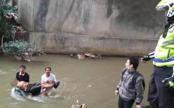 Berseragam Pramuka, Siswi SMA Bunuh Diri Lompat dari Jembatan