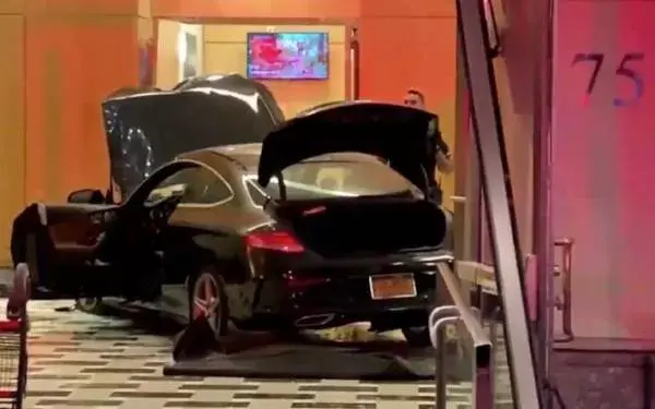 Mobil Mercy Hantam Gedung Trump Plaza, Dua Orang Jadi Korban
