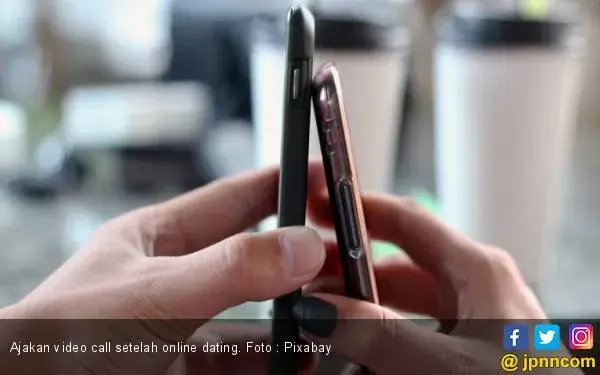 Pria Bule Ajak Chelsea Video Call, Ternyata Minta Begituan