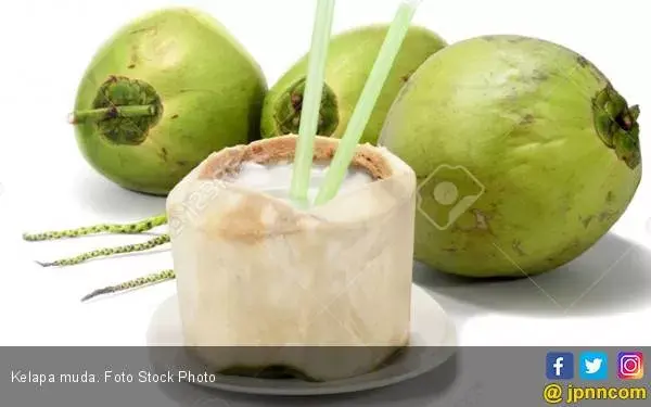 Terlalu Banyak Minum Air Kelapa? Ini 4 Dampak Buruknya